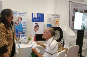 Tim LPVK memberikan edukasi serta demonstrasi penggunaan teknologi skin analyzer kepada pengunjung.