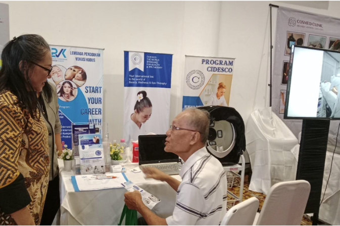 Tim LPVK memberikan edukasi serta demonstrasi penggunaan teknologi skin analyzer kepada pengunjung.