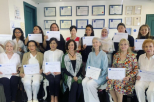 Tiga perwakilan LPVK bersama para peserta usai menerima sertifikat Wellness for Cancer – Oncology Training
